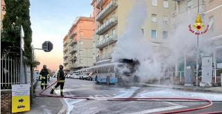 Macerata – Autobus a fuoco in via Spalato, autista mette in salvo passeggeri 
